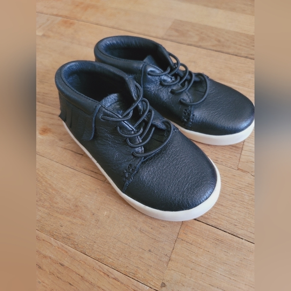 Freshly Picked Ebony Hard Sole Moccasins/Tennis Shoe, Size 8 (Toddler)